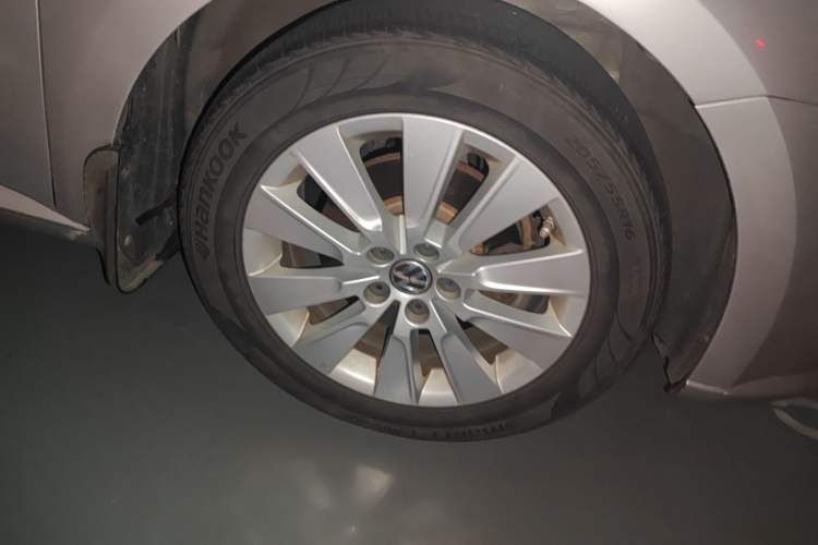 Used Volkswagen Lavida 2013 Restyled Classic 1.6L Automatic Comfort Edition Right Front Wheel Hub