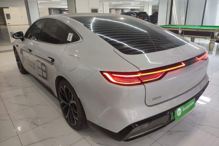 Used Geely Galaxy E8 2025 700 km Long-Range Intelligent Driving Version Exterior 2