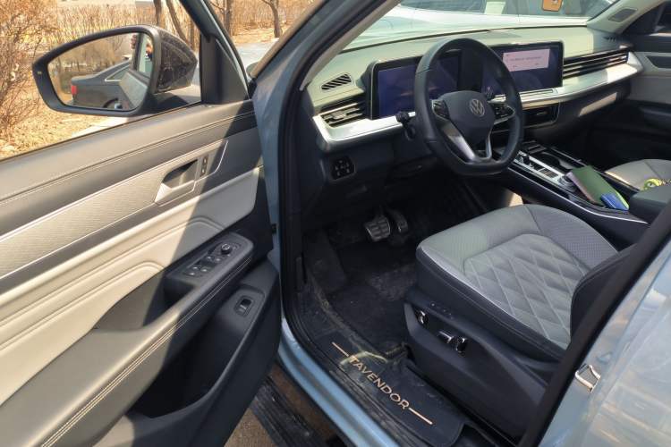 Used Volkswagen Tavendor 2023 380TSI Four-Wheel Drive R-Line First Edition Driver Seat