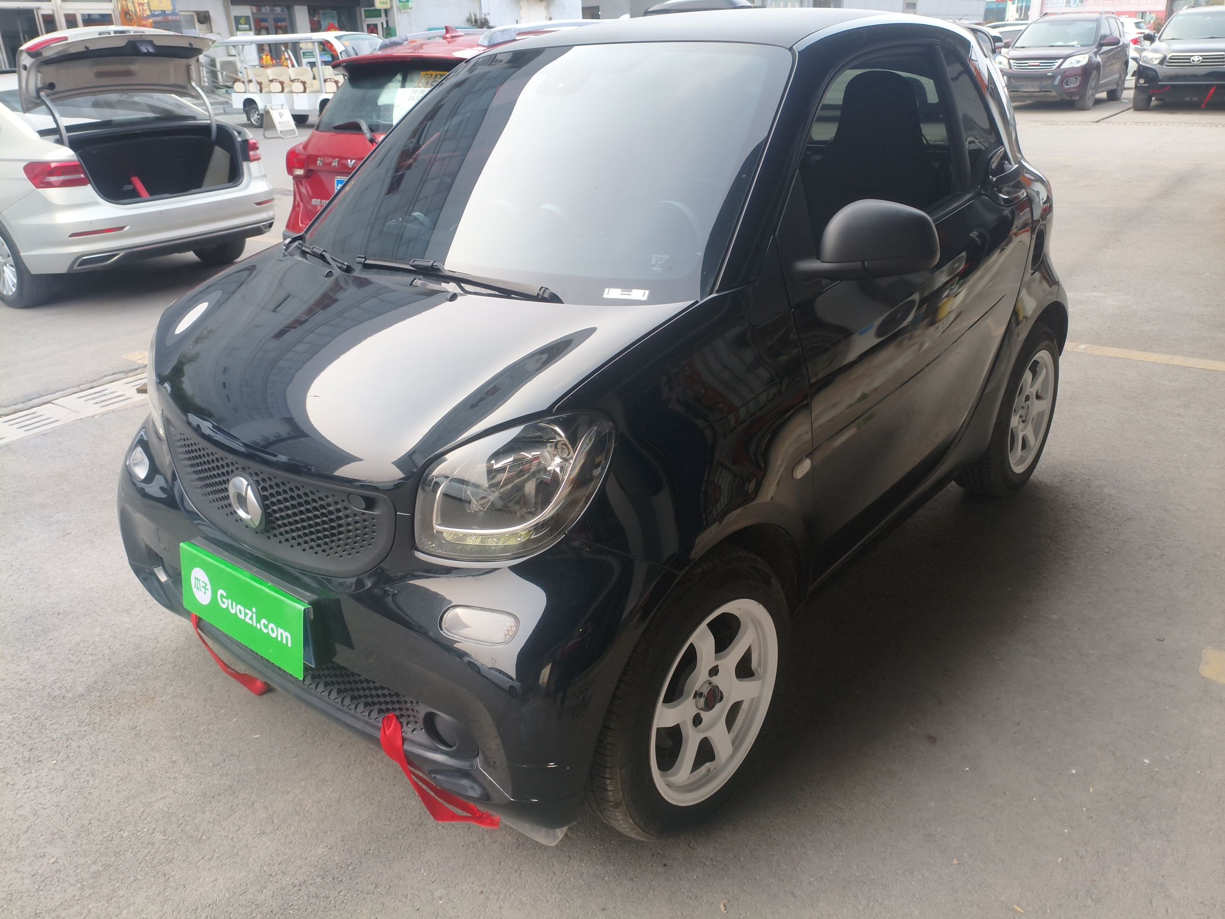 تحت مقدمة السيارة