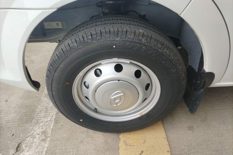 Used SAIC MAXUS Xintu V80 2024 Aotong Value Edition 6AMT Short Wheelbase Ultra-Low Roof 127 Ps 5/6 Seats
