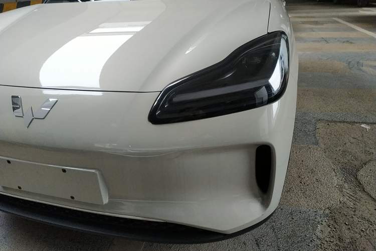 Used Wuling Bingo PLUS 2024 330 km Range Five-Seater Version Left Front Headlight