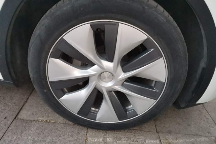 Used Tesla Model Y 2021 Standard Range Rear-Wheel Drive Version Right Front Wheel Hub