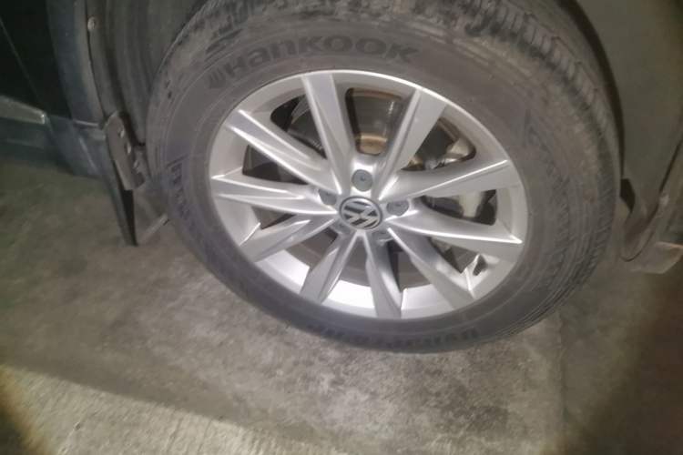 Used Volkswagen Tiguan 2017 300TSI Automatic Two-Wheel Drive Silk Road Comfort Edition Right Front Wheel Hub