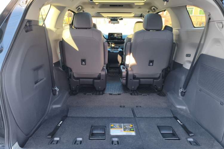 Used Toyota Granvia 2023 2.5L Hybrid Luxury Edition