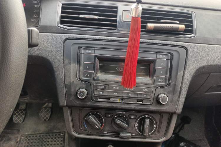 Used Volkswagen Santana 2016 1.6L Manual Fashion Edition Audio And AC Panel