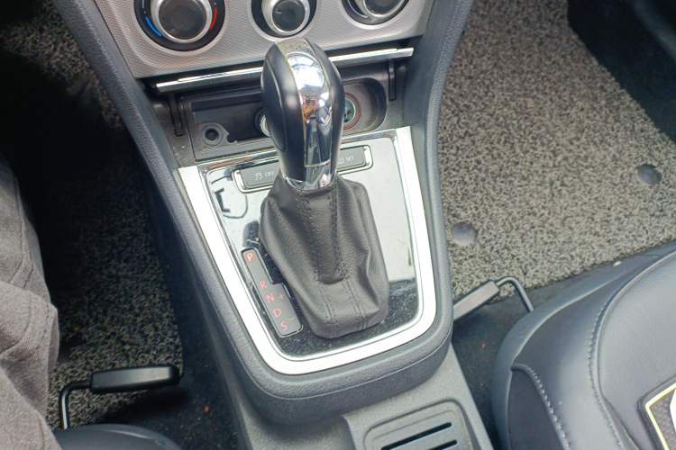 Used Volkswagen Gran Lavida 2013 1.6L Automatic Comfort Model Gear Lever