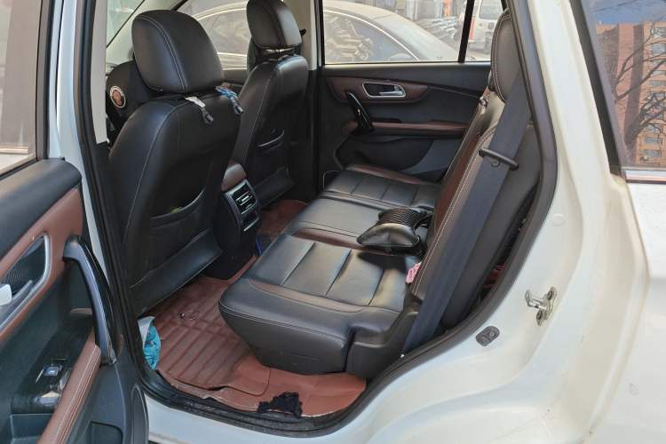 Used SWM X7 2017 1.5T Automatic Smart Enjoyment Version 7 Seats Left Rear Seat