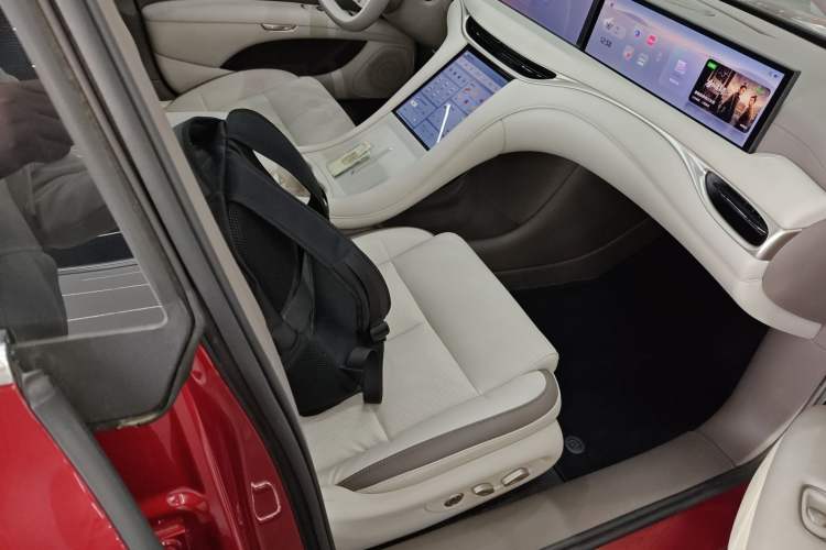 Used IM L6 2025 Max+ Right Front Seat