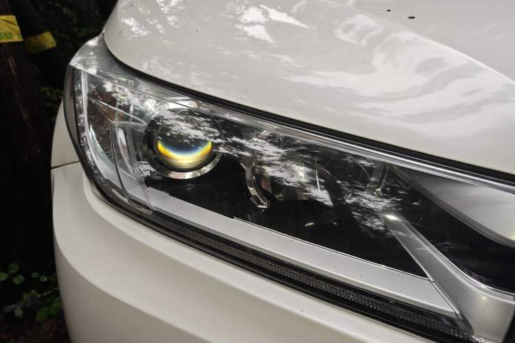 Used Toyota Highlander 2018 2.0T Two-Wheel-Drive Luxury Edition 7 Seats Emission Standard China V Right Front Headlight