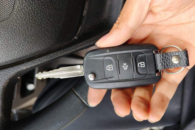 Used Wuling Hongguang V 2022 1.5L Jingqu Edition Electric-Assist LAR Vehicle Key