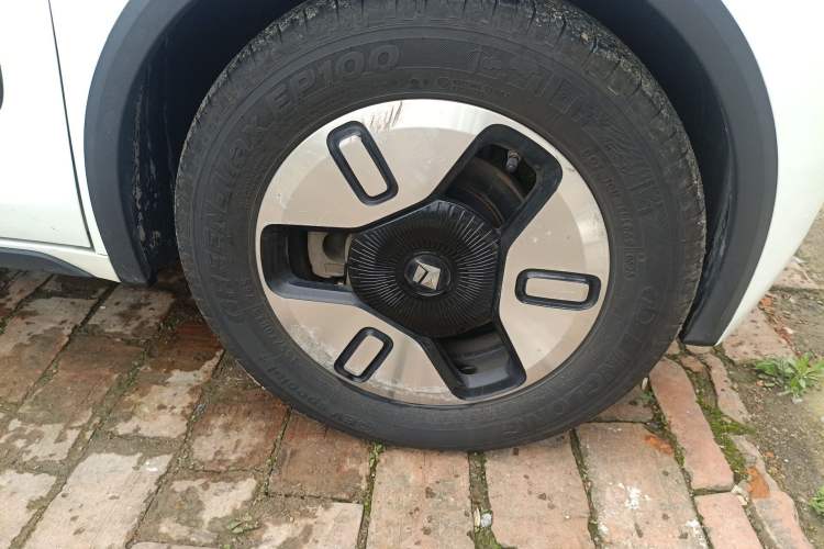 Used Baojun E300 2020 Plus Starry Intelligence Edition Right Front Wheel Hub