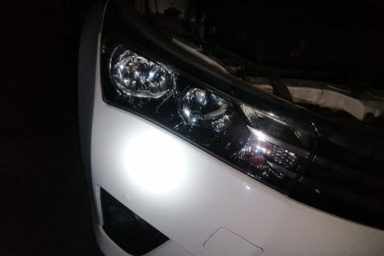 Used Toyota Corolla 2014 1.6L CVT GL-i Right Front Headlight