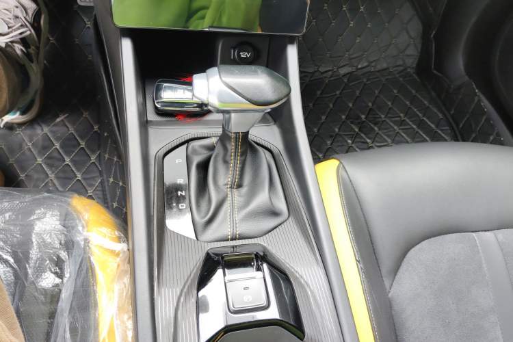 Used Dongfeng Aeolus Yixuan 2023 Mach Edition 1.5T Automatic Pursuit Rider Version Gear Lever