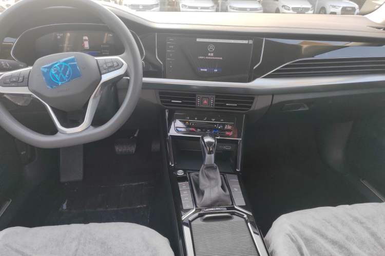 Used Volkswagen Passat New Energy 2025 430 PHEV Hybrid Business Edition Audio And AC Panel