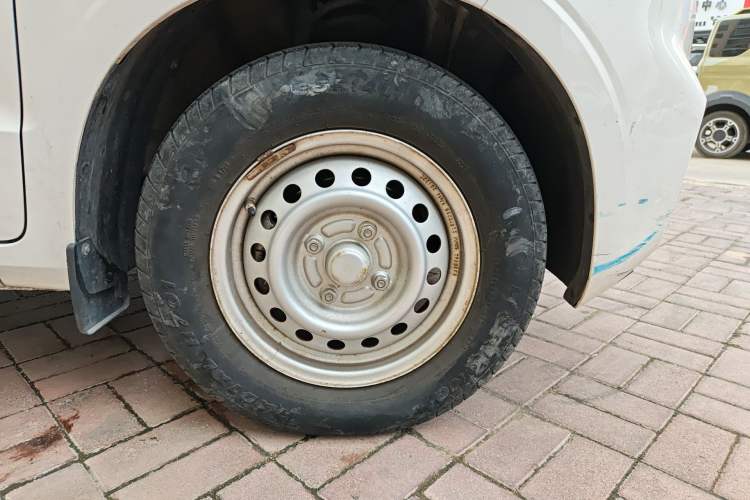 Used Wuling Hongguang V 2021 1.5L Jingqu Version LAR Right Front Wheel Hub