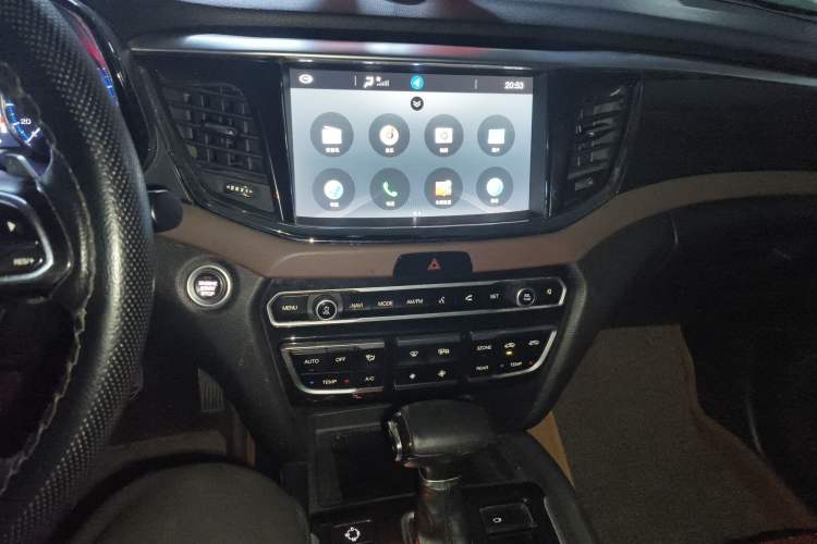 Used GAC Trumpchi GS8 2017 320T Two-Wheel Drive Luxury Smart Connectivity Version (7 Seats) Audio And AC Panel