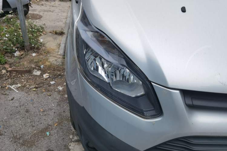 Used Ford Transit 2019 2.0T Diesel Multi-Purpose Commercial Vehicle Mid-Drive Mid-Roof 6-Seater China VI Standard
