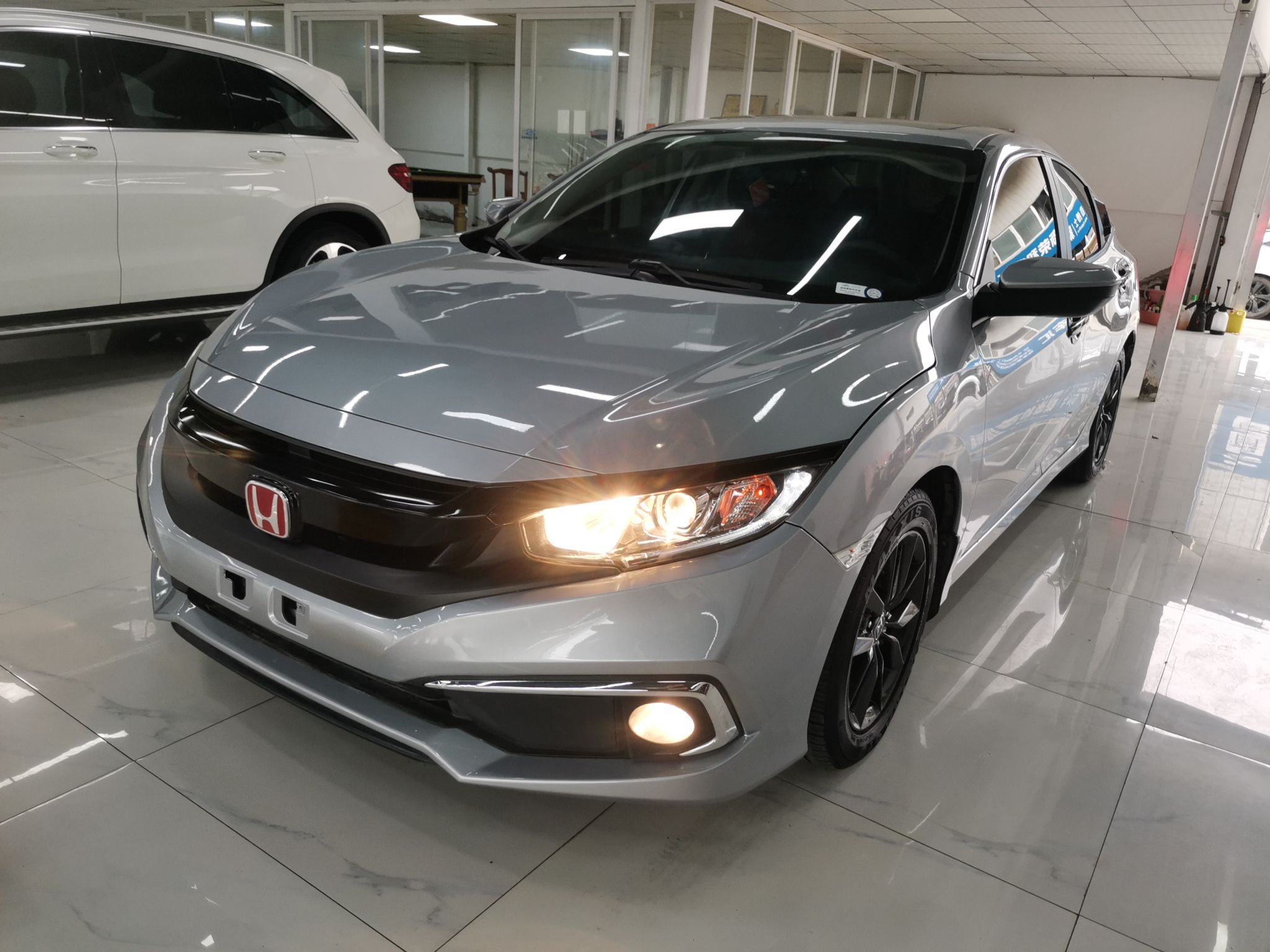 Под передней частью автомобиля