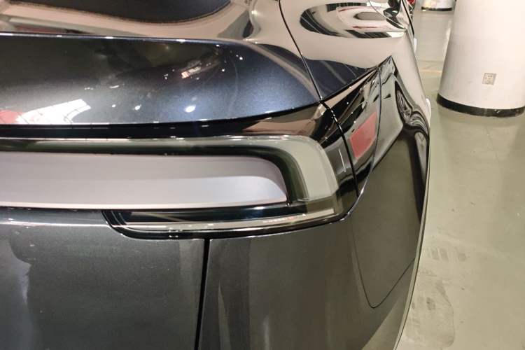 Used Tesla Model Y 2025 Long-Range All-Wheel-Drive Version
