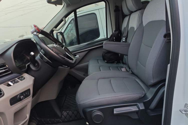 Used SAIC MAXUS Xintu V70 2023 2.0T Elite Edition Automatic Long Wheelbase Low Roof – 6/7 Seats