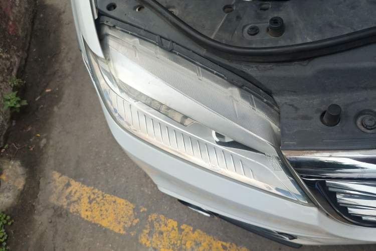 Used Haval H6 2017 Red-Label Sport Edition 1.5T Automatic Two-Wheel Drive Luxury Model Right Front Headlight