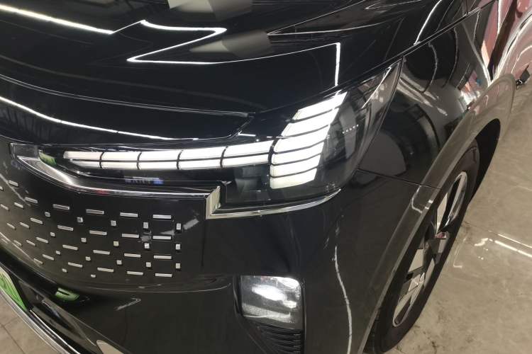 Used Volvo EM90 2025 Ultra Six-Seater
