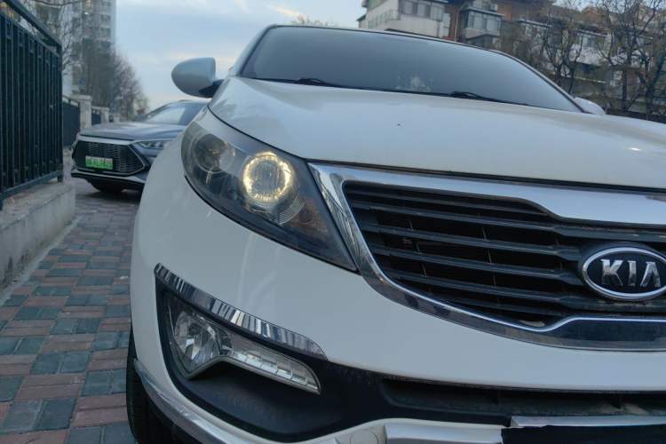 Used Kia Sportage R 2011 2.0L Manual Two-Wheel Drive GL Trim Right Front Headlight