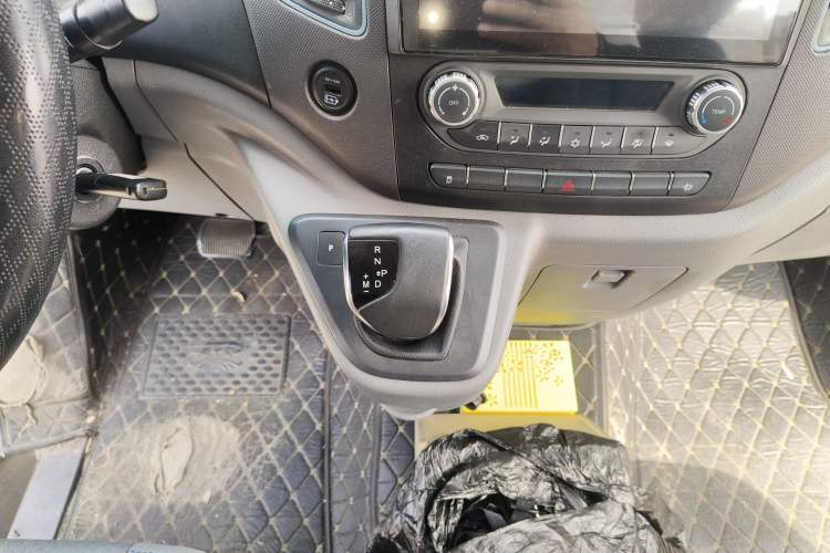 Used Foton Toano 2023 2.0T Automatic Jixiang Multi-Function Long-Wheelbase Mid-Height Rear Single Tire – Available in 6/7/9-Seater Configurations Gear Lever