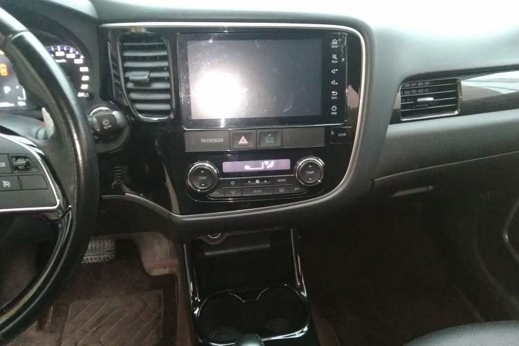 Used Mitsubishi Outlander 2016 2.4L 4x4 Luxury Edition 7-Seater Audio And AC Panel