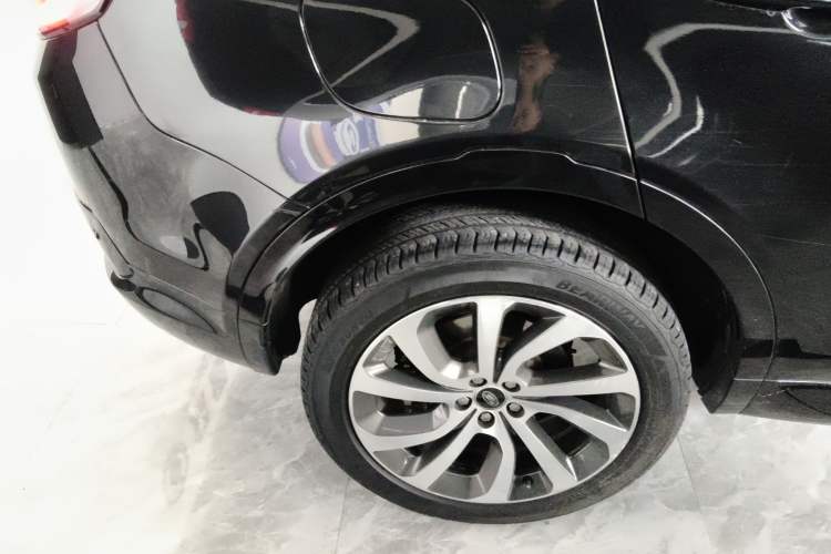 Used Land Rover Discovery Sport 2022 249 PS R-Dynamic SE Performance Tech Edition 5 Seats Right Rear Wheel Hub