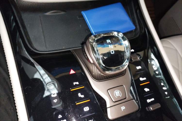 Used Denza D9 2022 DM-i 970 Four-Wheel Drive Prestige Model Gear Lever