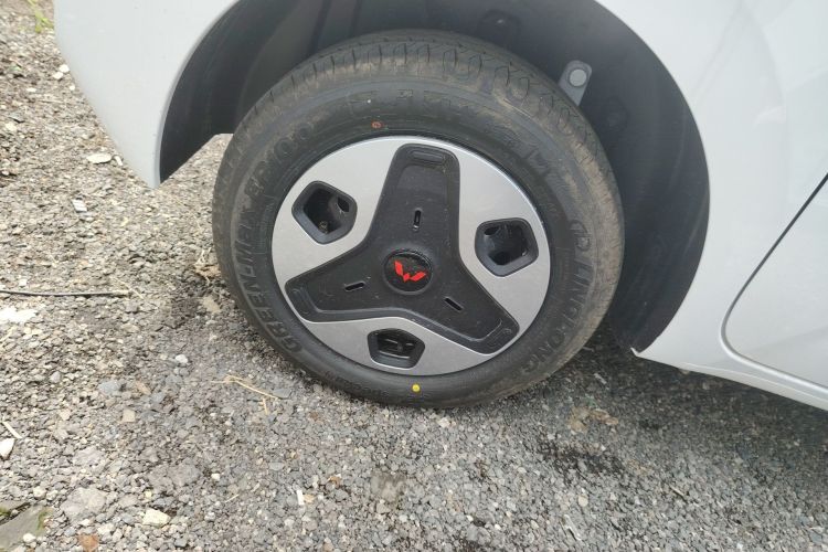 Used Wuling Zhiguang New Energy 2025 Model 305km Ambitious Edition Right Rear Wheel Hub