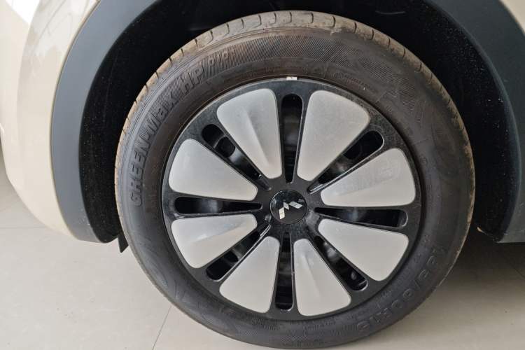 Used Wuling Bingo 2025 333 km Lingxi Deluxe Edition Left Front Wheel Hub