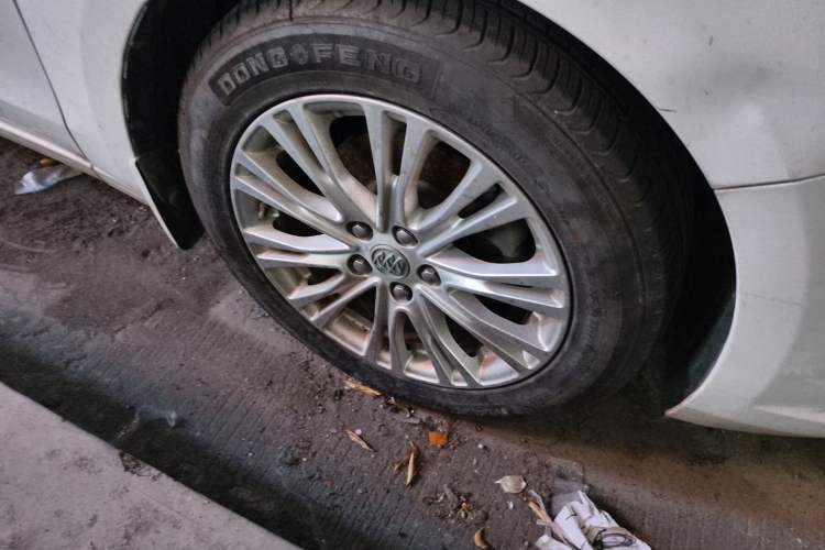 Used Buick GT 2017 15N Automatic Elite Version Right Front Wheel Hub