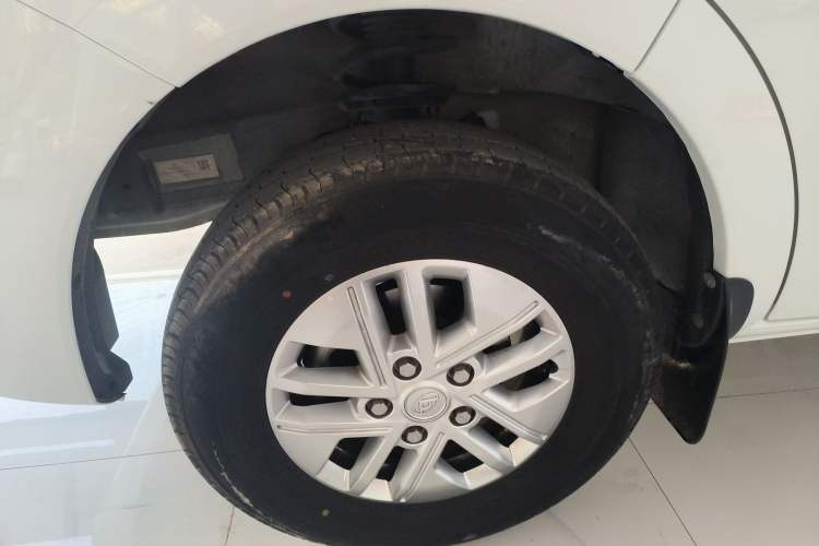 Used SAIC MAXUS Xintu V80 2024 Aoyuntong 6MT Short-Wheelbase Mid-Roof Model 147 Ps 5/6 Seats
