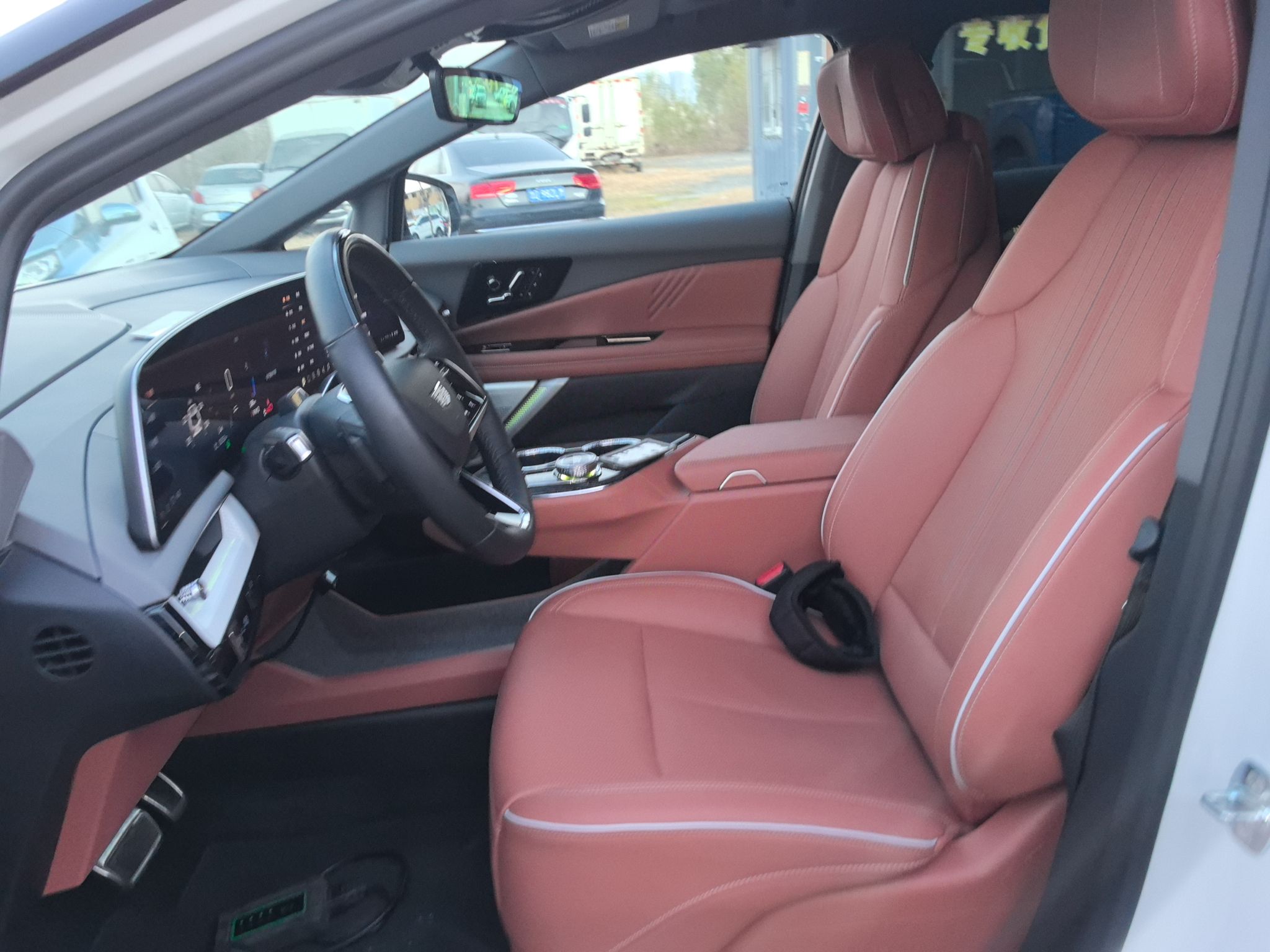 المقاعد الأمامية داخل السيارة