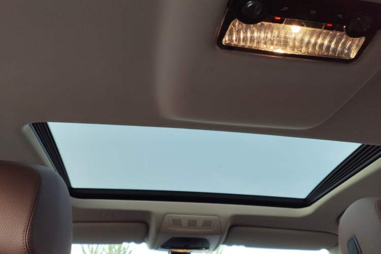 Used BMW 5 Series 2014 525Li Leading Model Headliner