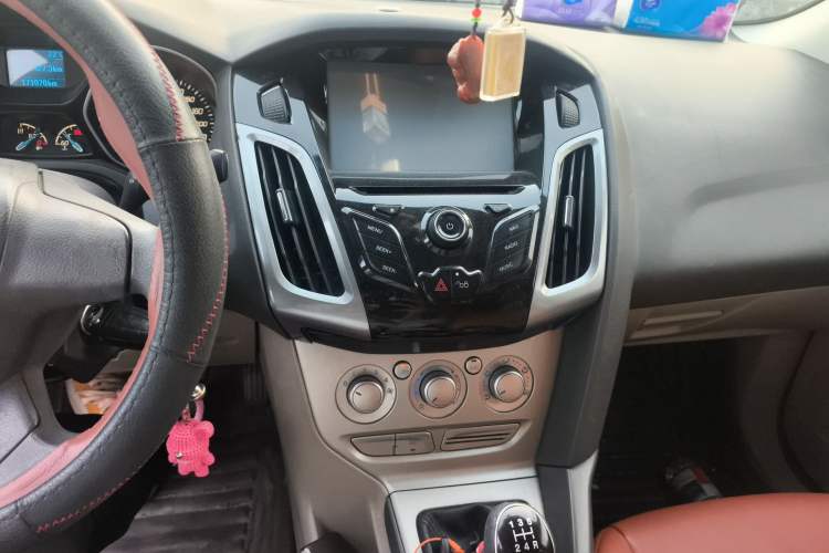 Used Ford Focus 2012 Sedan 1.6L Manual Comfort Model Audio And AC Panel