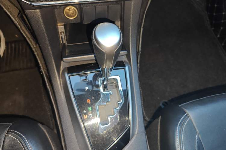 Used Toyota Corolla 2014 1.6L CVT GL-i Leather Edition Gear Lever