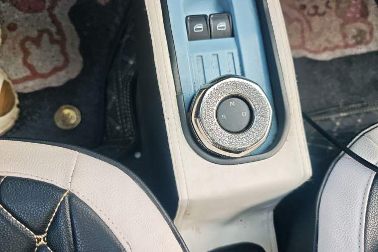 Used Geely Galaxy Panda 2023 Panda Mini 200km Endurance Bear Gear Lever