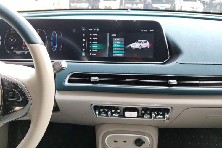 Used ORA Good Cat 2023 401 km Standard Range Luxury Version Lithium Iron Phosphate Audio And AC Panel