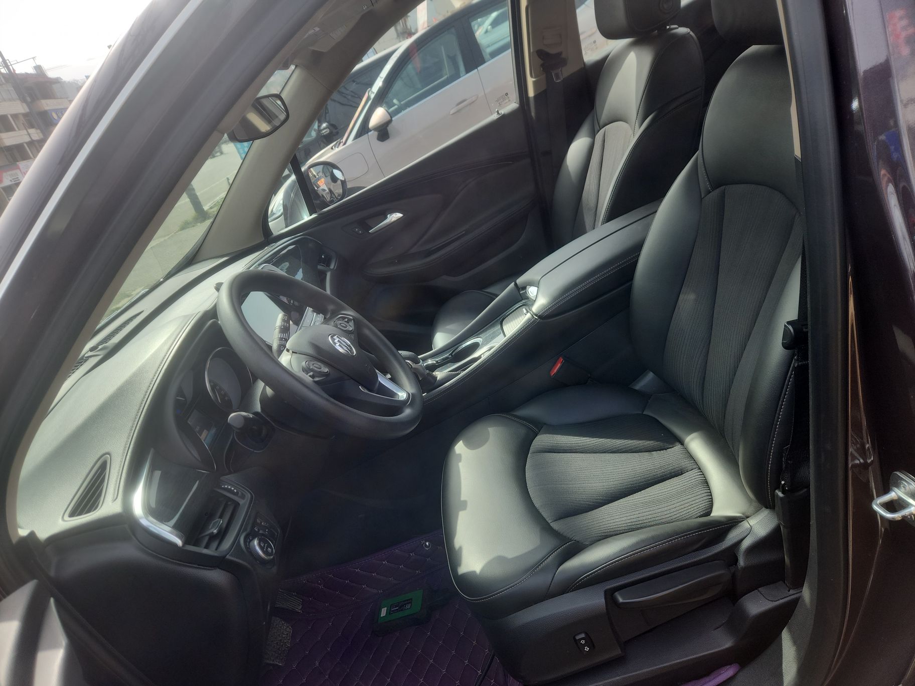 المقاعد الأمامية داخل السيارة