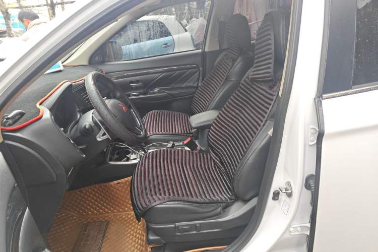 Used Mitsubishi Outlander 2019 2.4L 4x4 Zhi Xiang Edition 5 Seats China VI Standard
