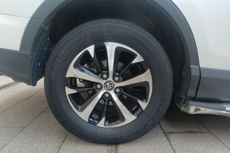 Used Toyota RAV4 2016 2.0L CVT Two-Wheel Drive Fashion Edition China V Standard
