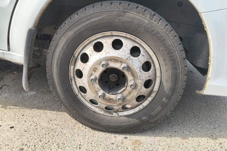 Used JMC Fushun 2023 2.0T Automatic Long-Wheelbase Mid-to-High Roof Commercial Van-Type Transport Vehicle – 2/3 Seats
