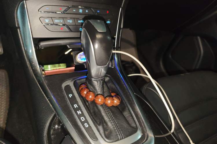 Used Ford Edge 2016 EcoBoost 245 Two-Wheel-Drive Titanium 7-Seater Gear Lever