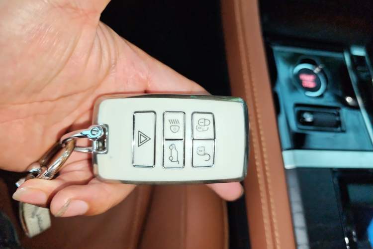 Used Jaguar XFL 2024 2.0T P300 Four-Wheel Drive Flagship Sport Gold Edition Vehicle Key