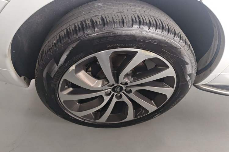 Used Land Rover Discovery Sport 2022 249 PS Metropolitan Edition 5 Seats Right Rear Wheel Hub