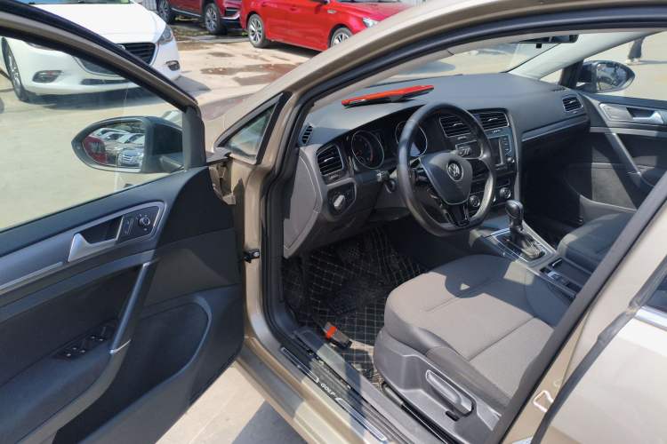 Used Volkswagen Golf 2017 1.6L Automatic Comfort Million-Vehicle Anniversary Edition Driver Seat